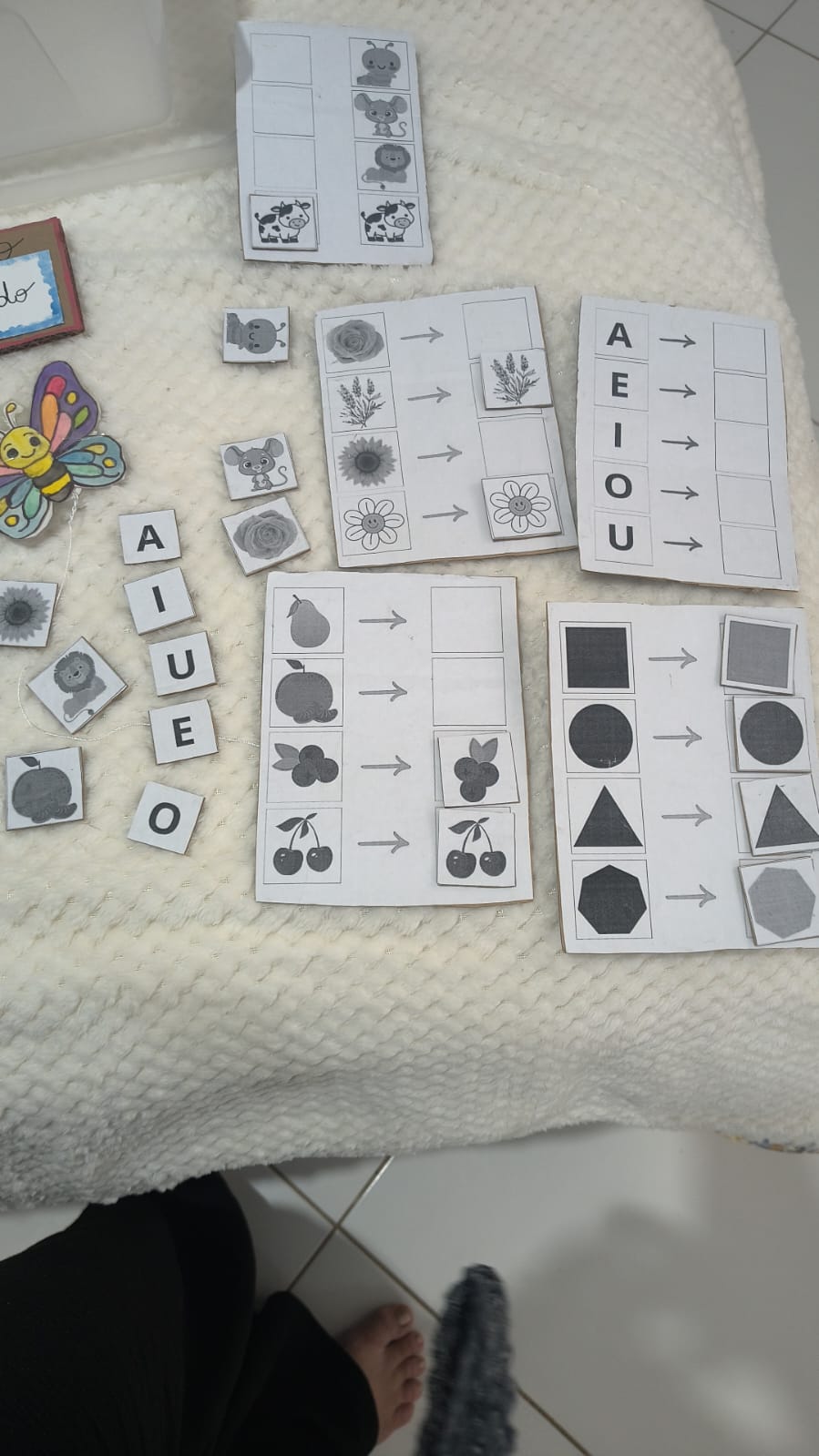 Jogos educativos sustentáveis e inclusivos produzidos com materiais recicláveis, promovendo educação ambiental, inclusão e aprendizagem lúdica.