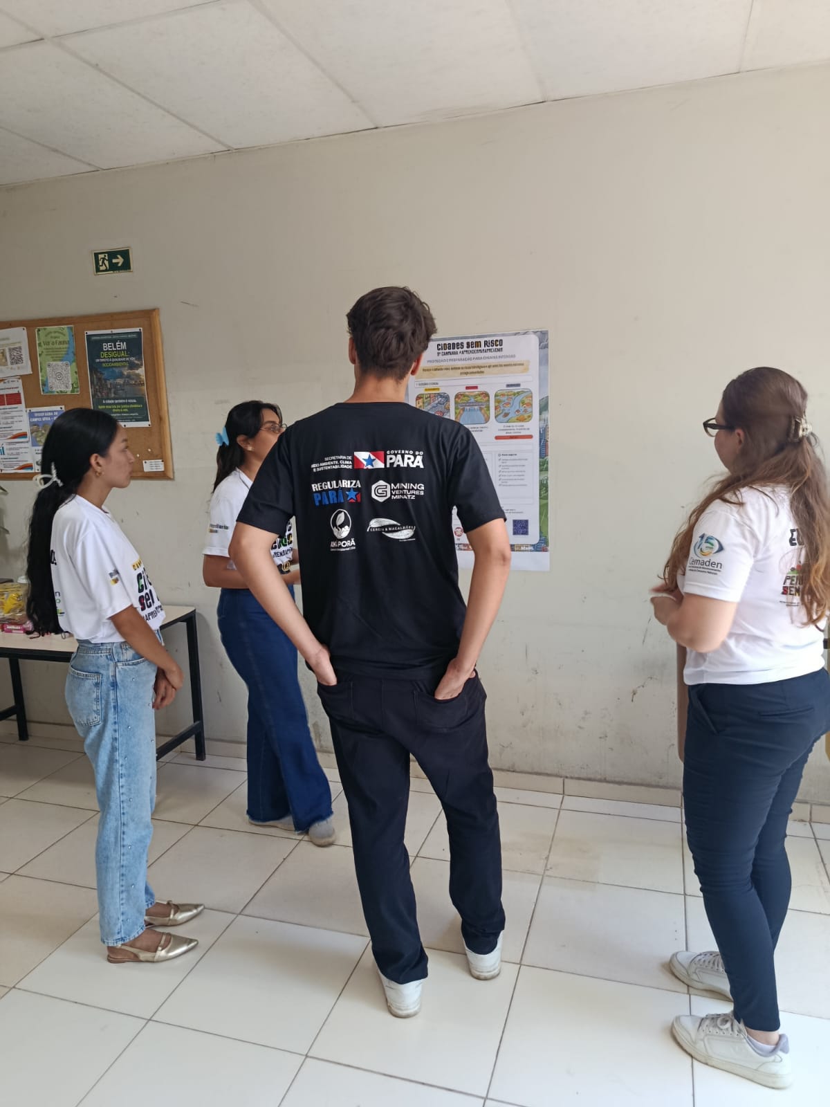 Grupo organizador em roda de conversa com participante.