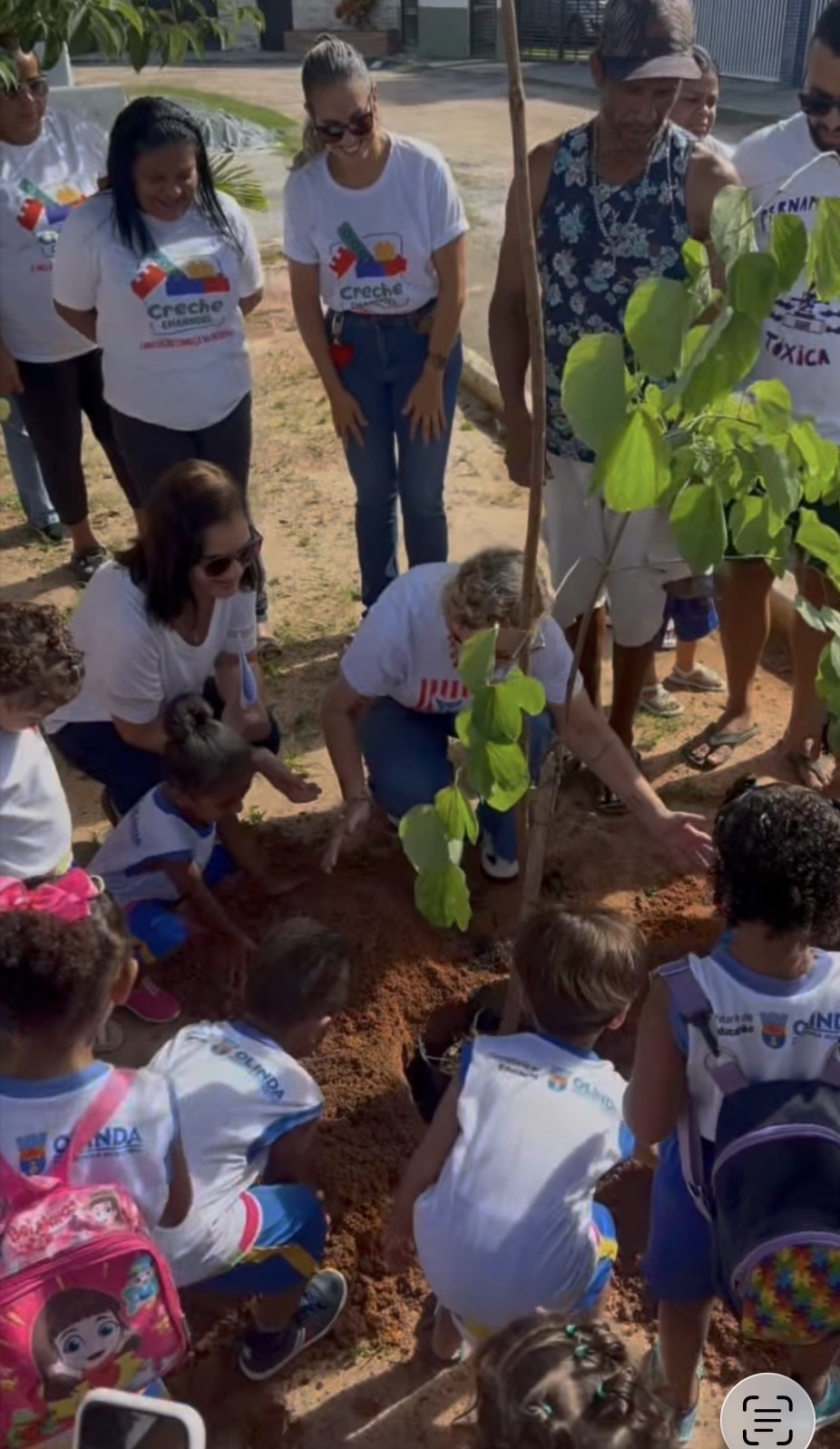 Plantação coletiva de árvores em pontos quentes do bairro.