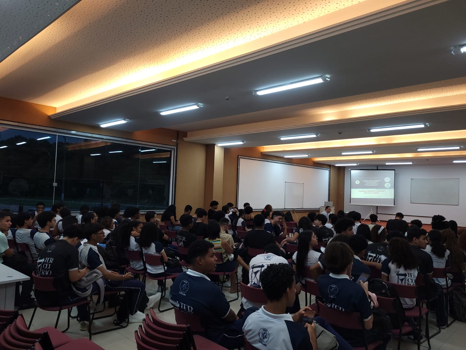 Dialogo com estudantes da rede básica de ensino.