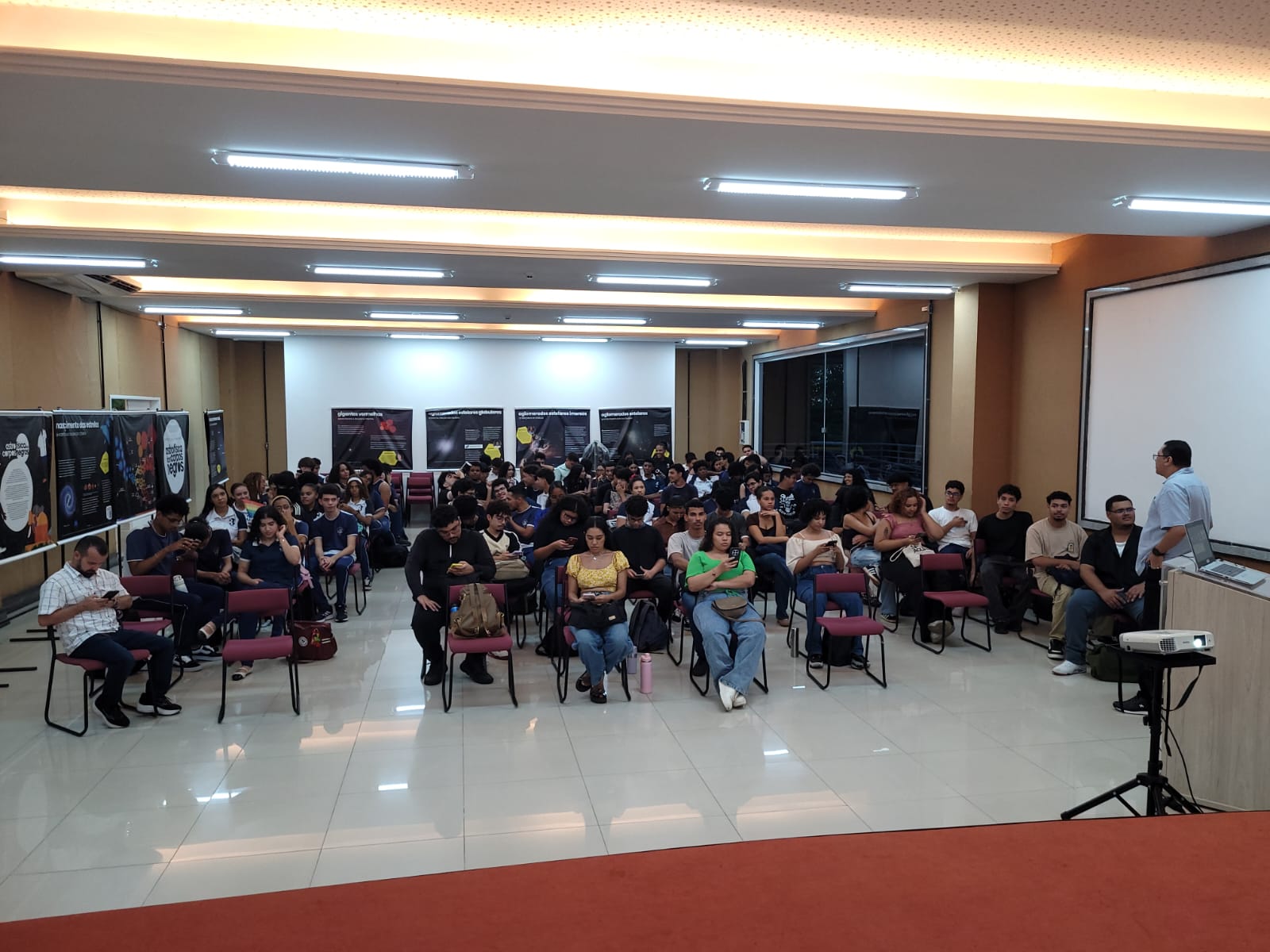 Reuniao com estudantes da graduação e pós graduação e liderenças comunitárias