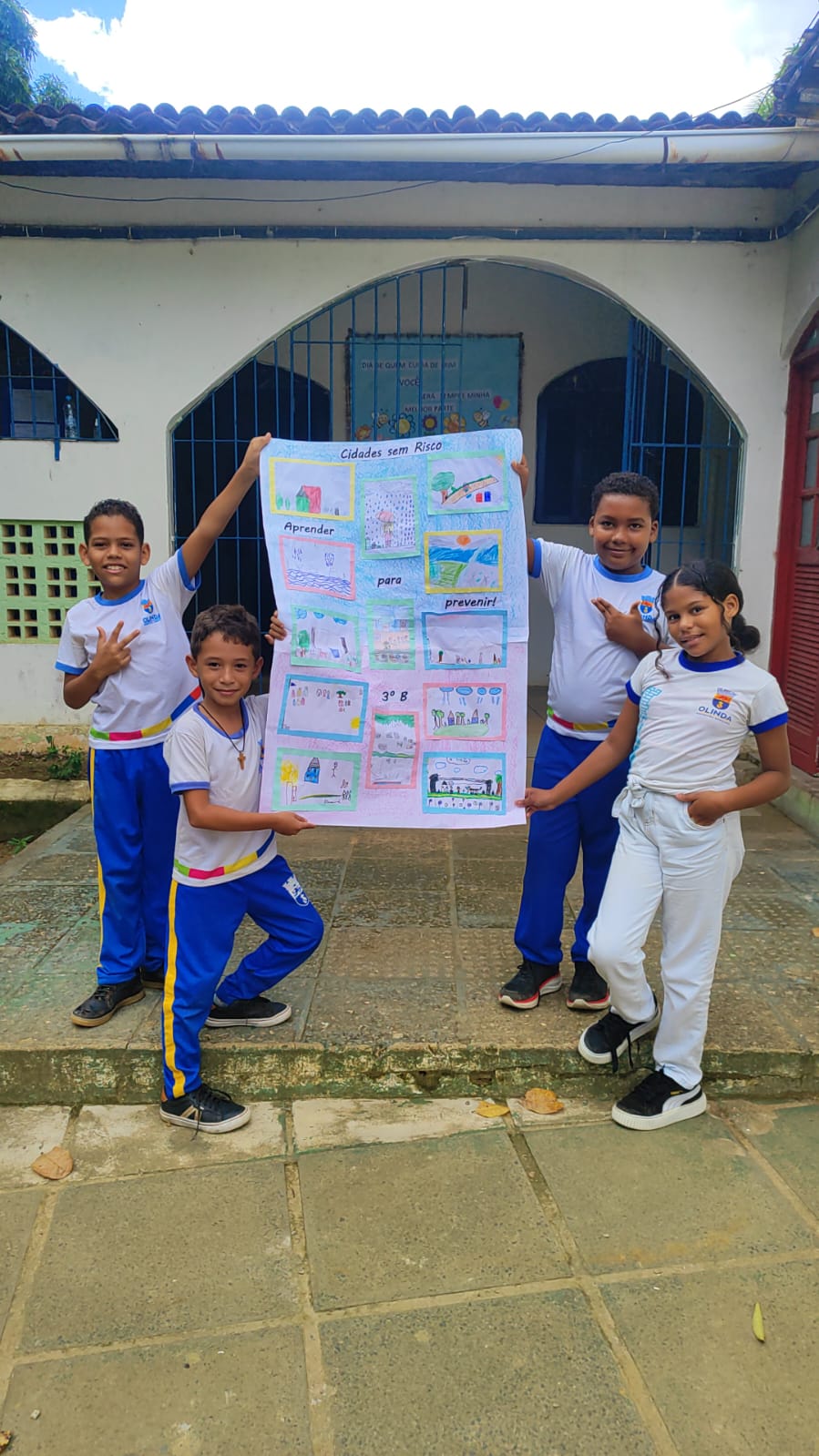 construção de cartaz a partir da aula passeio feita na comunidade