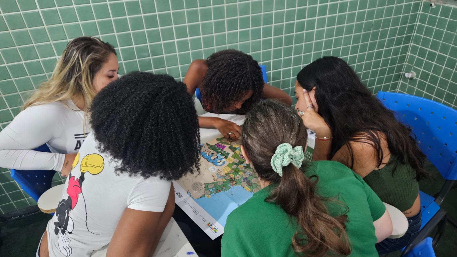 Turma do CST Gestão Ambiental jogando Na Trilha do Risco do Cemaden Educação para debater sobre o tema e os aprendizados do jogo