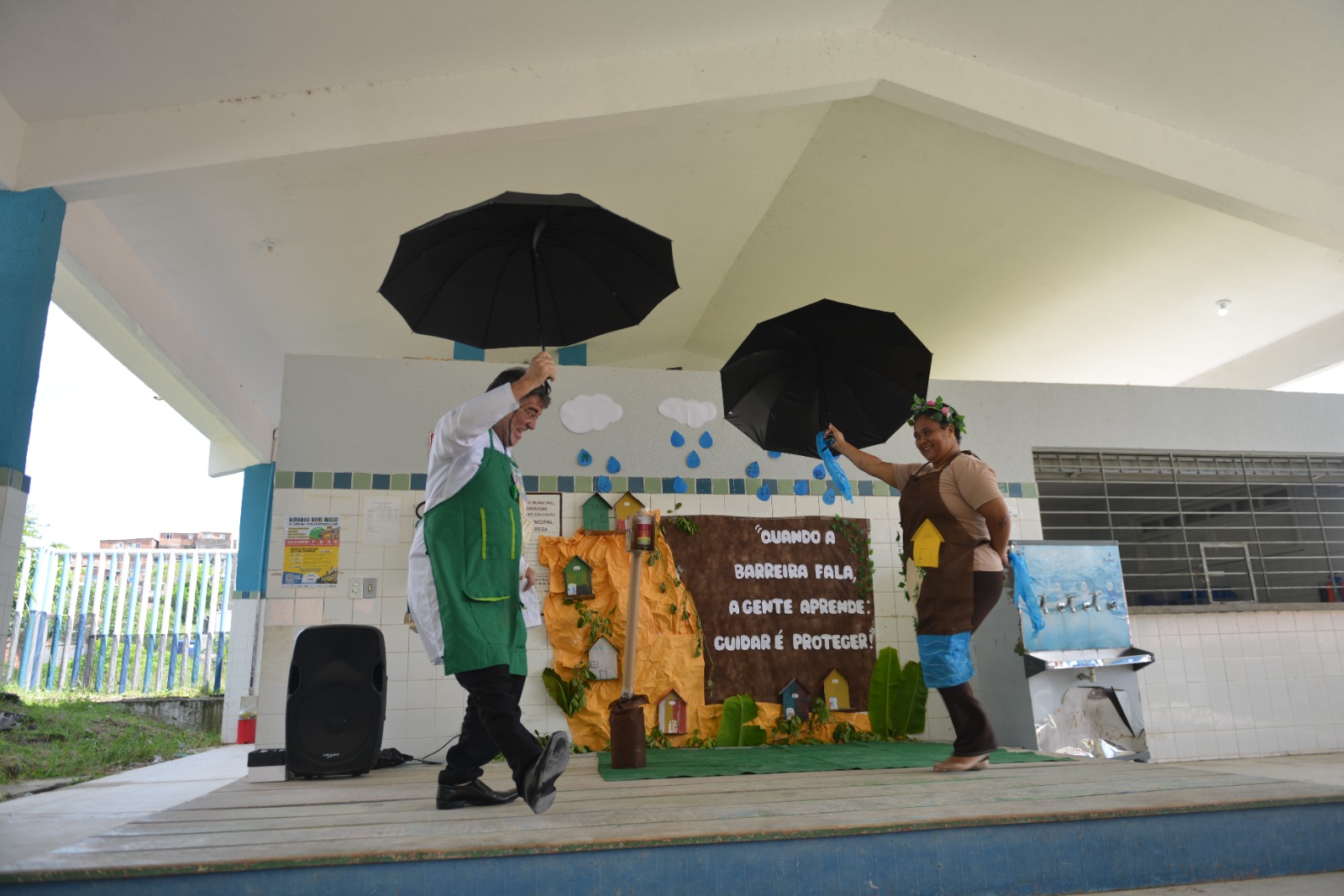 Grupo de Teatro de Camaragibe realizou a emocionante encenação da música “Dançando na Chuva”.