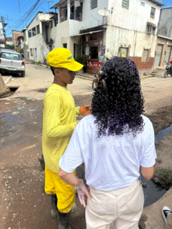 Alunos em atividade de campo conscientizando a comunidade