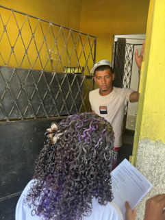 Alunos em atividade de campo conscientizando a comunidade