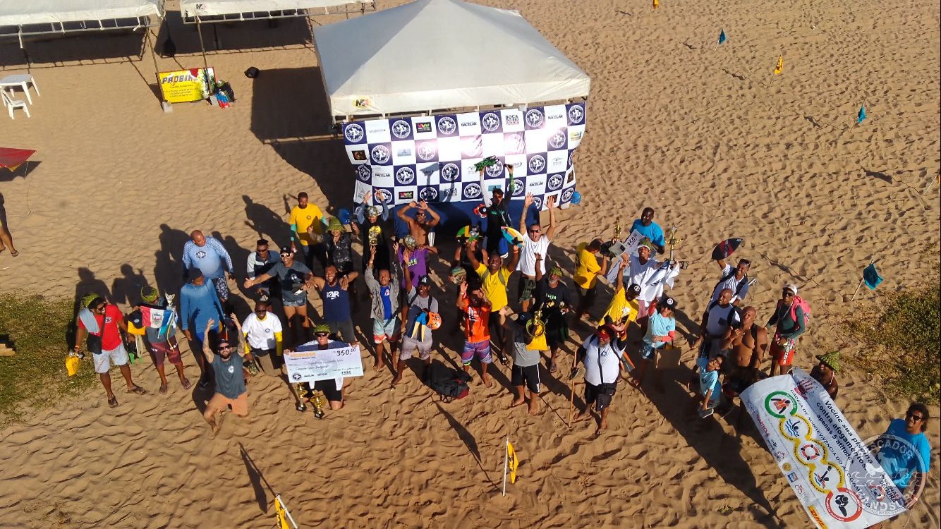 Foto da premiação de um dos campeonatos de surf de peito.