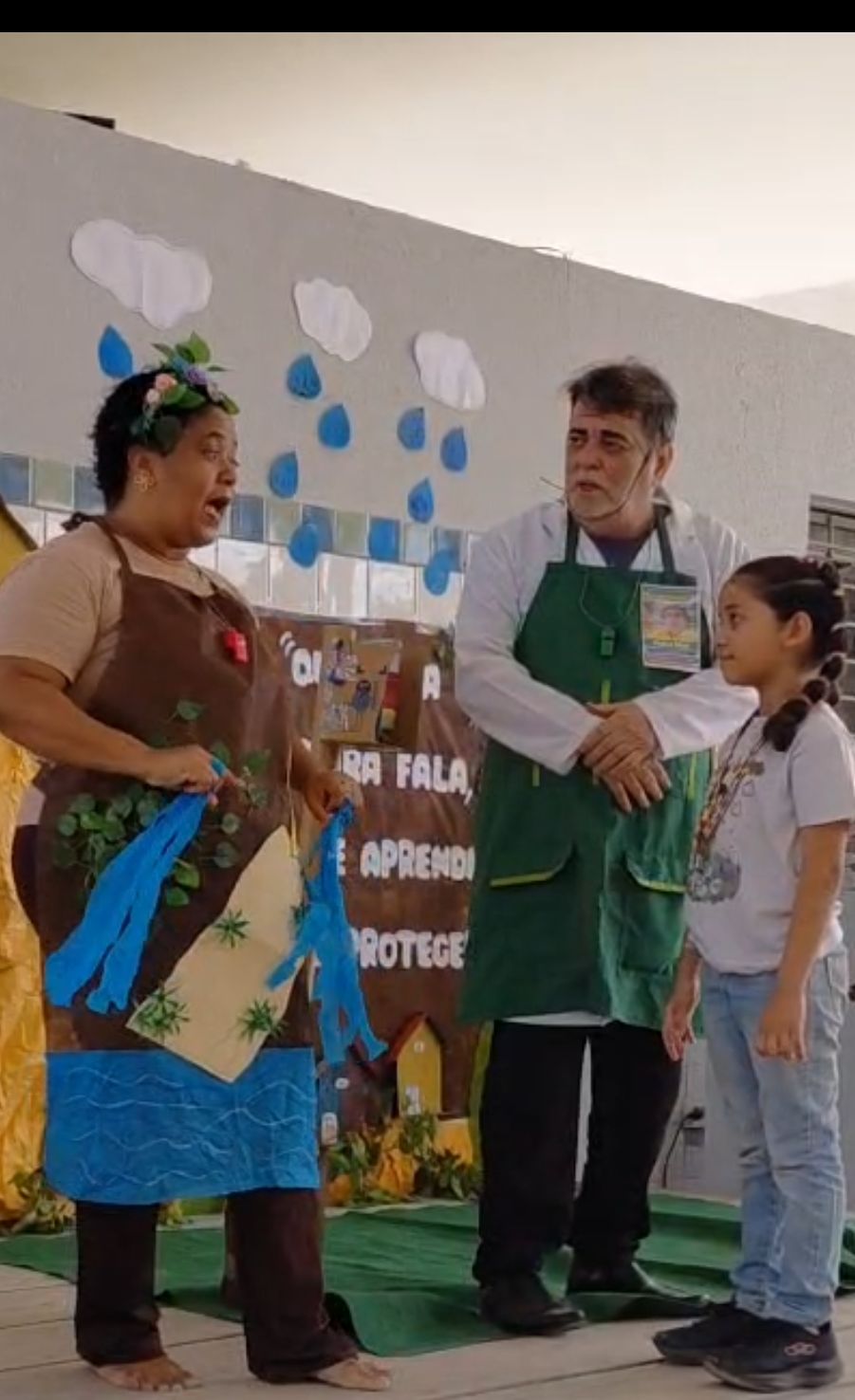 Na apresentação da peça “Quando a Barreira Fala, a Gente Aprende: Cuidar é Proteger!”, o palco se transformou em um espaço de inclusão, participação e aprendizagem, valorizando cada criança em sua singularidade..