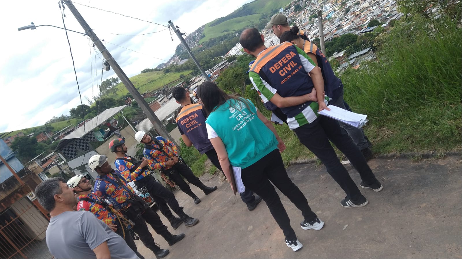 Orientação junto Defesa Civil e a comunidade atingida em Juiz de Fora/MG após o deslizamneto de fevereiro de 2026