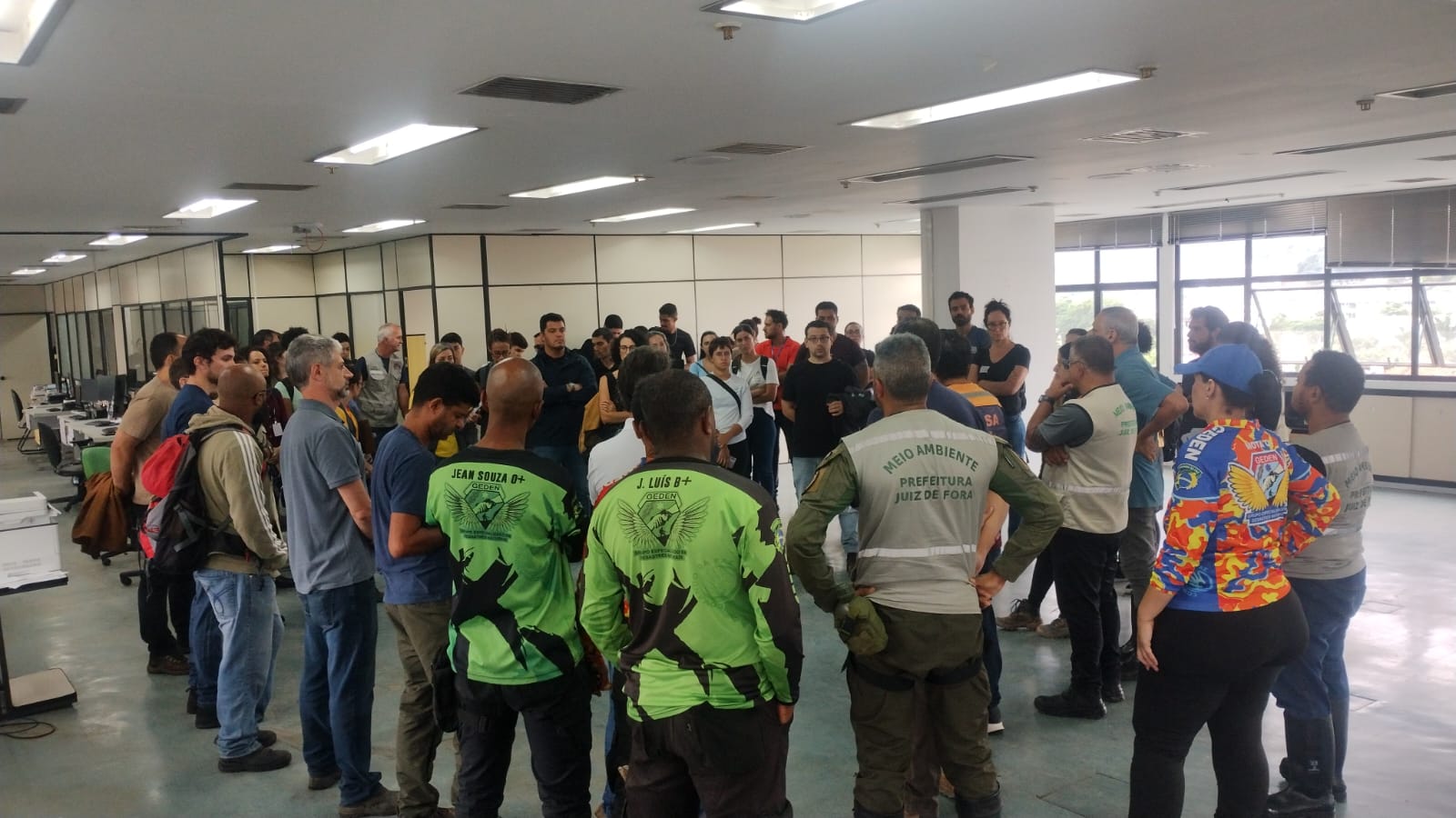Orientação para a retirada de moradores das areas de risco, Juis de Fora/MG - Seccretaria de meio ambiente, obras, assistencia, defesa civil e saúde