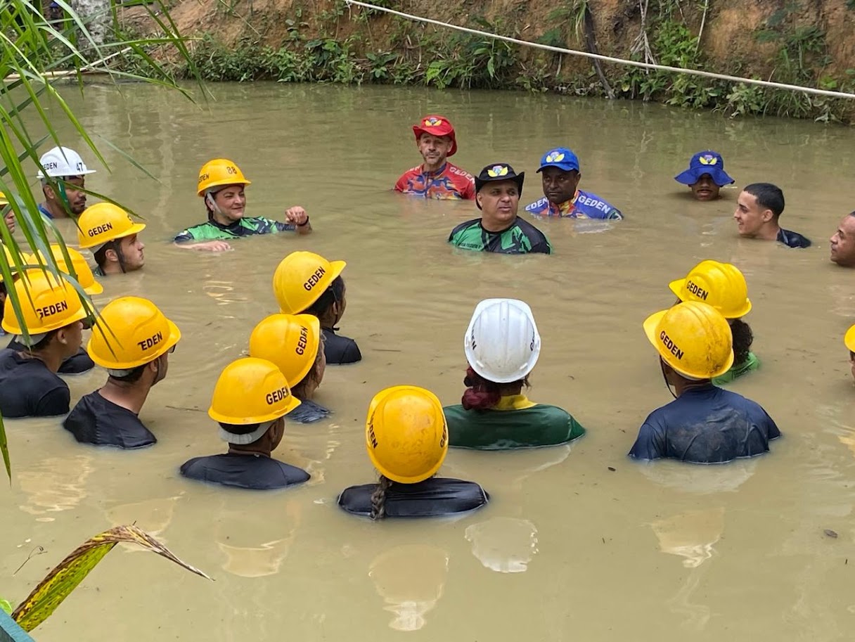 Treinamento de Voluntários e Bombeiros Civis, para atuação em areas alagadas e resgates aquaticos.