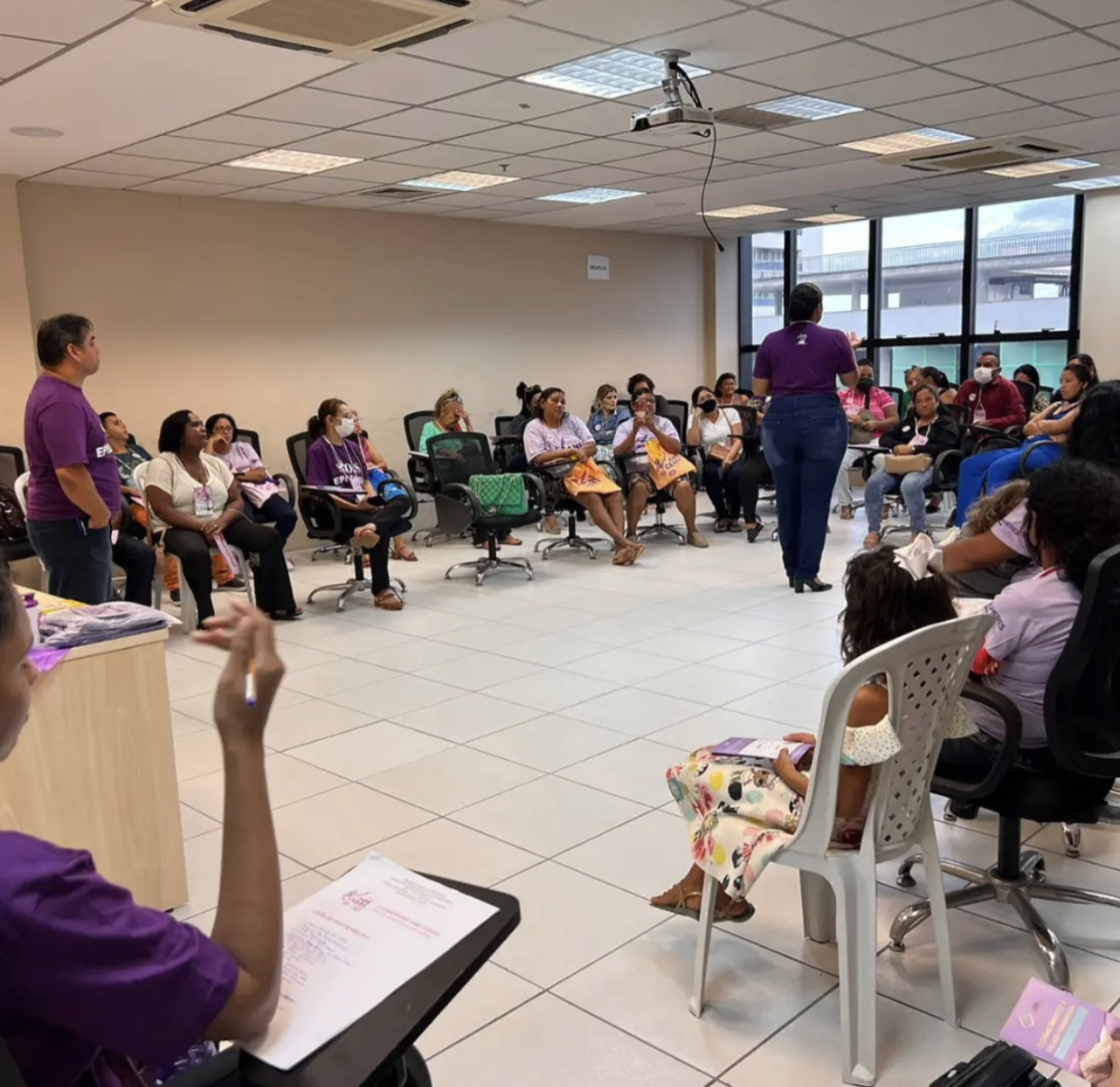 Moradores de comunidades recebendo capacitação