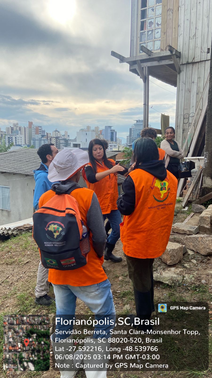 a senhora na parte superior direira da foto é lider comunitária