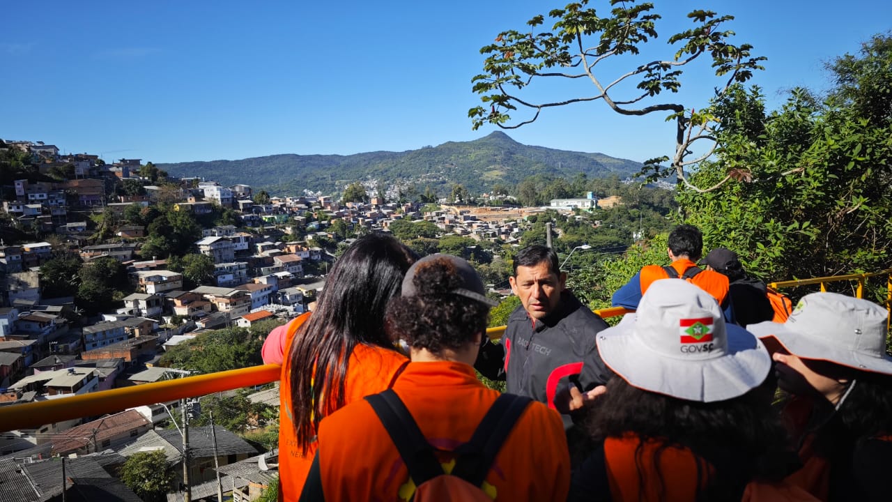 o senhor ao centro da foto é lider comunitário da comunidade Quilombo do Pastinha