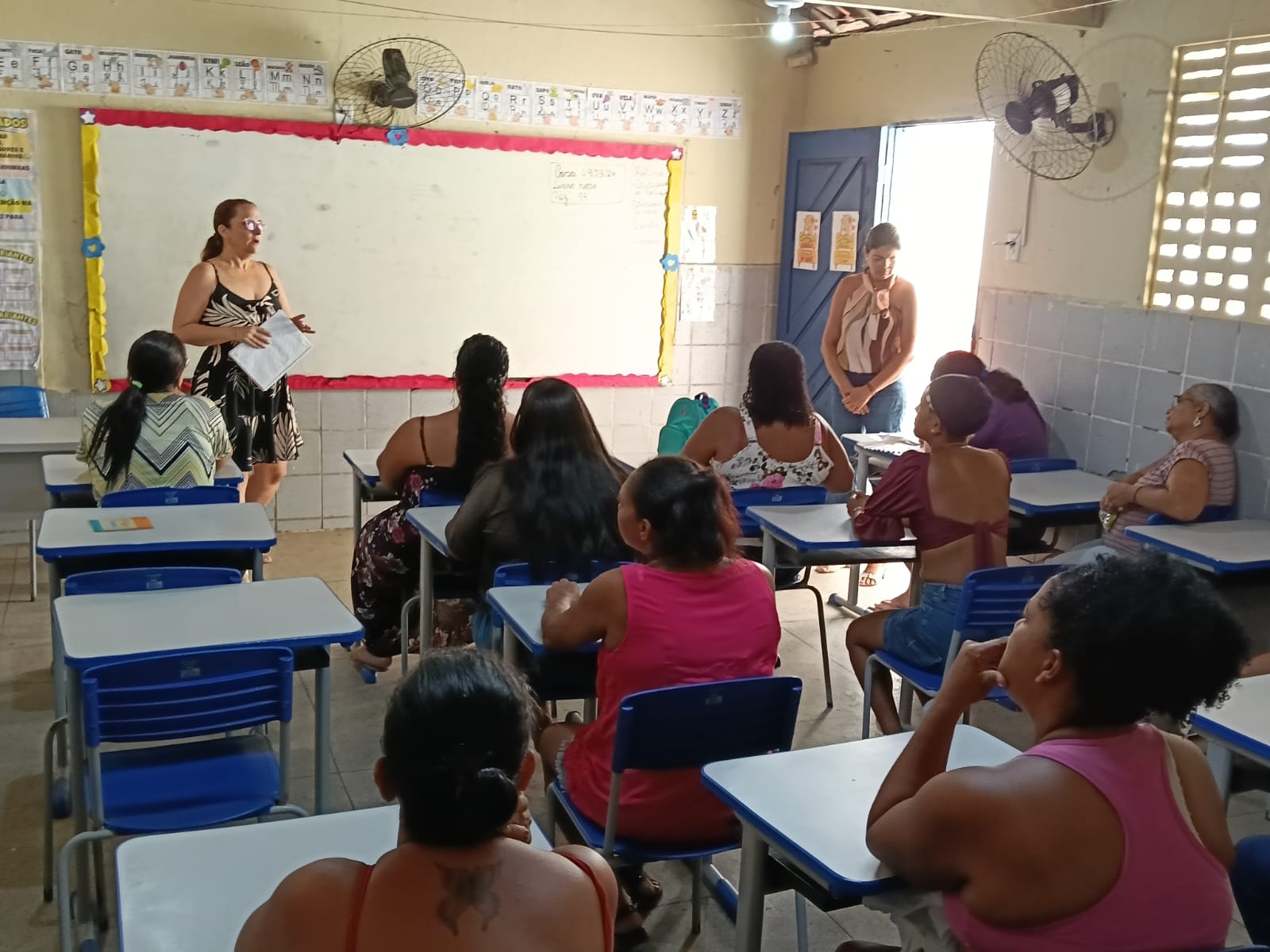 REUNIÃO COM PAIS E COMUNIDADE LOCAL