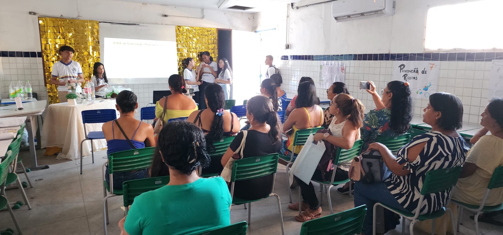 Figura b. Ação na comunidade escolar, com convite para a comunidade vim a escolar e comparecer a apresentação e oficina de prevenção de riscos