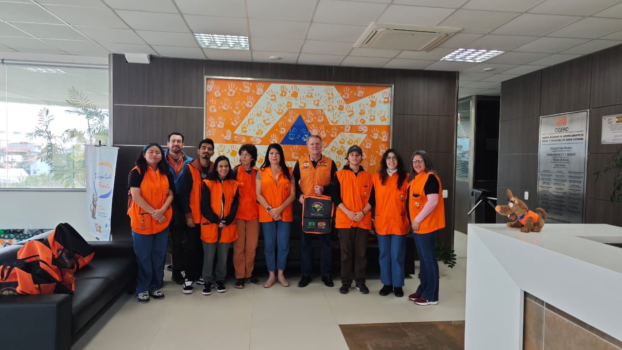 grupo organizador _ da esquerda para direita : 1- Lucila,3-Thomaz,4-Flora,5-Mariana,6- Profa Raquel_ cordenação,8-Alex,9-Mariana,10-Glaucimara